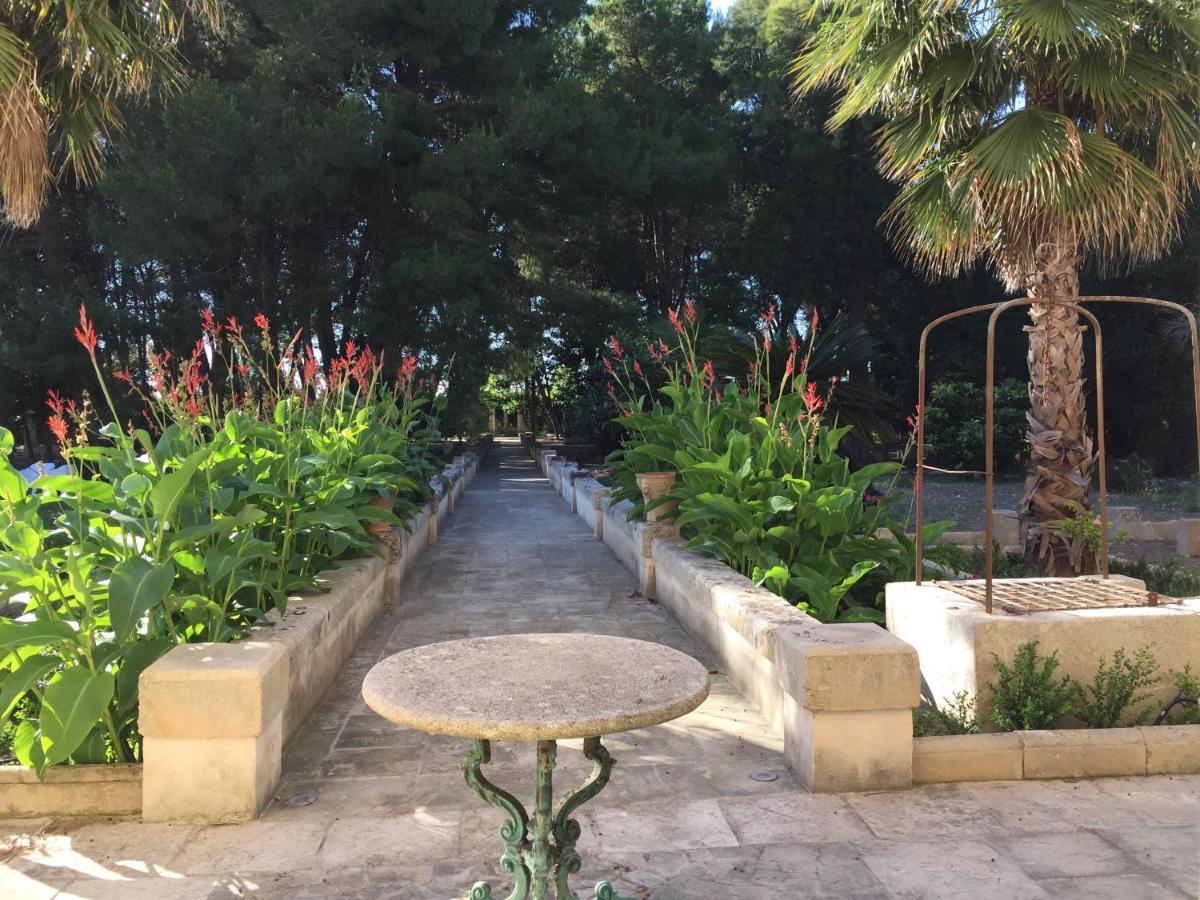 לינה וארוחת בוקר לצ'ה Palazzo De Carlo E Il Parco Dei 7 Pozzi מראה חיצוני תמונה