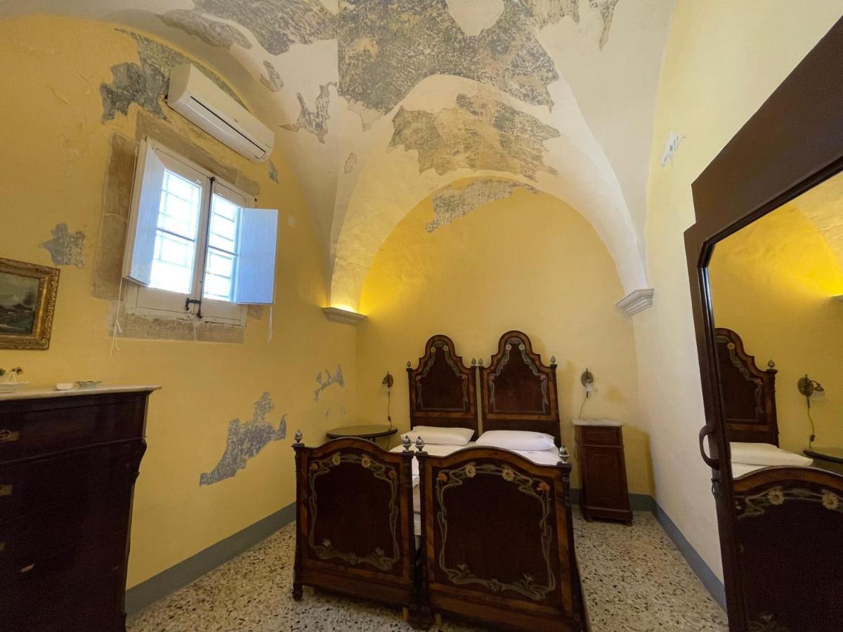 לינה וארוחת בוקר לצ'ה Palazzo De Carlo E Il Parco Dei 7 Pozzi מראה חיצוני תמונה